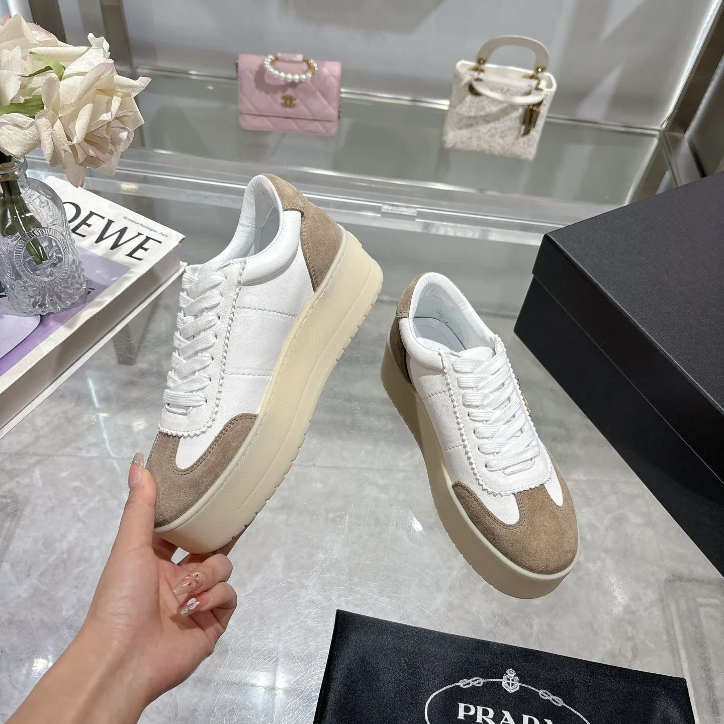 👟👟Ex-factory price 540👟👟 Prada 25 new thick-soled casual sneakers. This sneaker continues the timeless silhouette and is a new classic item. Crafted from leather to enhance style. The style is light, with a triangle buckle logo and a 5CM thick sole. It is suitable for all seasons and can be matched with all kinds of casual styles. In an era where various styles are full of attention, the most long-term companion and the one that captures people's hearts bit by bit is undoubtedly the white shoe. Fabric: Cowhide Lining: Sheepskin Outsole: Original TPU two-color outsole Sole thickness: 5CM Size female 35-40